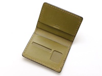 橄欖綠皮革雙折證件夾，內有三個卡槽，其中兩個卡槽上方有開口，一個卡槽下方有透明窗口，縫線精緻，品牌標誌壓印在內側。