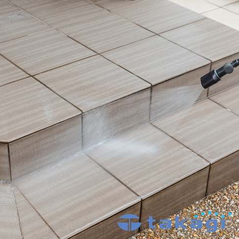 takagi 旋噴頭 G1135BK 高壓清洗機正在清潔有紋理的瓷磚樓梯