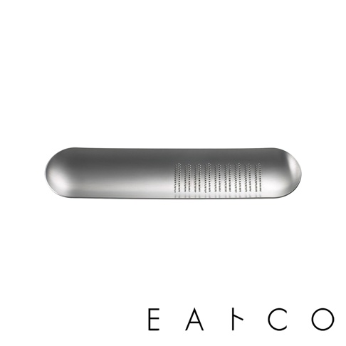 日製不鏽鋼磨泥器，銀灰色，圓柱形，帶有均勻排列的細小磨齒，用於研磨食材。