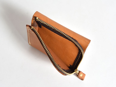 棕色皮革方形短夾，拉鍊部分為金色，內部皮革呈自然色，以白色縫線手工縫製。