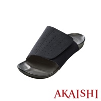 一隻黑色放鬆舒壓室內拖鞋，鞋面為透氣材質，印有許多小圓孔，並有魔鬼氈可調整鬆緊。鞋底為灰色，具有人體工學設計。