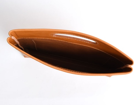 職人手作皮革橫式收納袋中袋，顏色為淺棕色，材質為皮革，袋口上方有提把設計，內部空間寬敞。