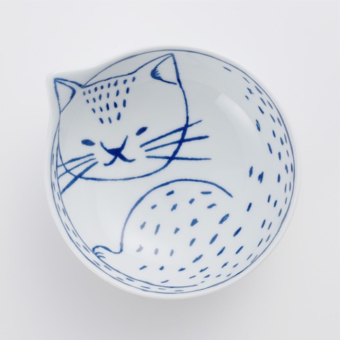白色陶瓷貓咪飯碗，碗內繪有藍色線條勾勒的貓咪臉部與身體，以及點狀的裝飾，碗緣有貓耳朵造型。