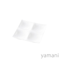 潔白陶瓷製的四格小菜盤，呈現方形輪廓，每個格子皆為圓角設計，表面光滑，整體造型簡約。