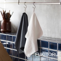 兩條FUKITORU超極細纖維擦拭布，一條為深灰色，另一條為白色，皆掛在金屬掛鉤上。
