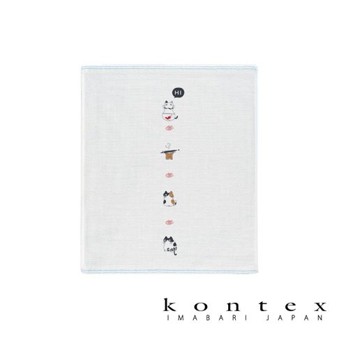 白色二層紗紗布巾，印有可愛的貓咪圖案，包括寫著「HI」的貓、坐著的貓、以及寫著「cats」的貓，中間穿插著小魚圖案，邊緣有淺藍色縫線。