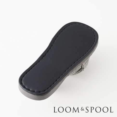 LOOM&SPOOL 品牌的交叉編織鬆餅紋室內拖鞋，鞋底為黑色皮革材質，鞋身為灰色編織紋理。