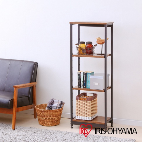 鐵木層架，四層窄型設計，深棕色木質層板搭配黑色金屬框架，頂層有兩個玻璃罐和木質小鳥擺飾，第二層有書籍和灰色收納盒，第三層有一個編織籃。