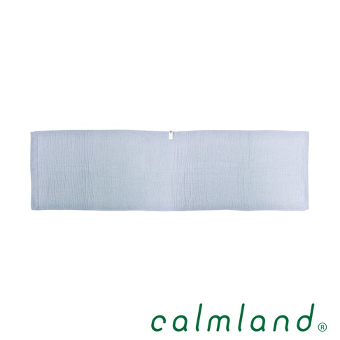 淡藍色無撚紗質長毛巾，表面有細緻的織紋，中間有拉鍊設計，材質柔軟。