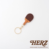 皮革桌球拍造型鑰匙圈，深棕色拍面與淺棕色拍柄，搭配金色鑰匙環和扣環。