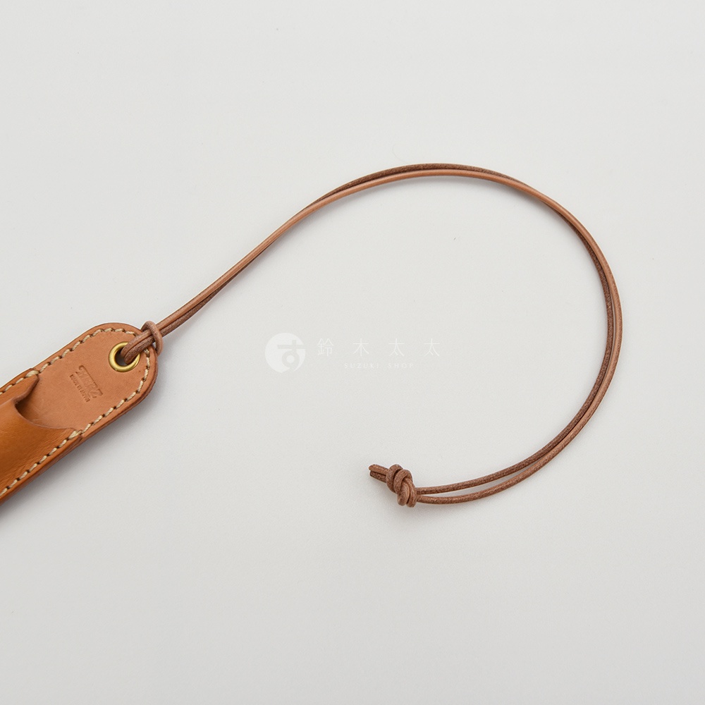 職人手作皮革掛繩筆套，淺棕色皮革，細繩設計，附有結繩。