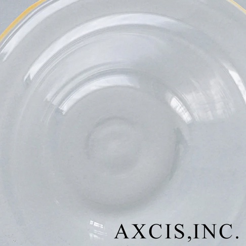 lykke 清透玻璃深型點心碗 M，呈現透明無色，碗底有螺旋紋理，邊緣帶有淡黃色。