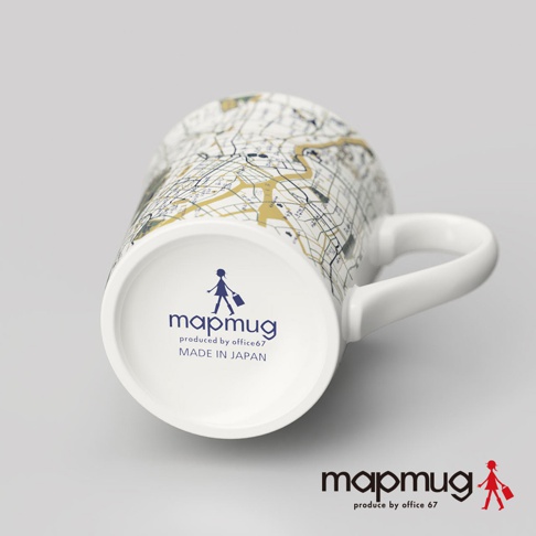 mapmug手繪地圖馬克杯，白色陶瓷杯身印有東京都心地圖，以金黃色線條勾勒街道，黑色線條標示細節。杯底有mapmug品牌標誌與「MADE IN JAPAN」字樣。