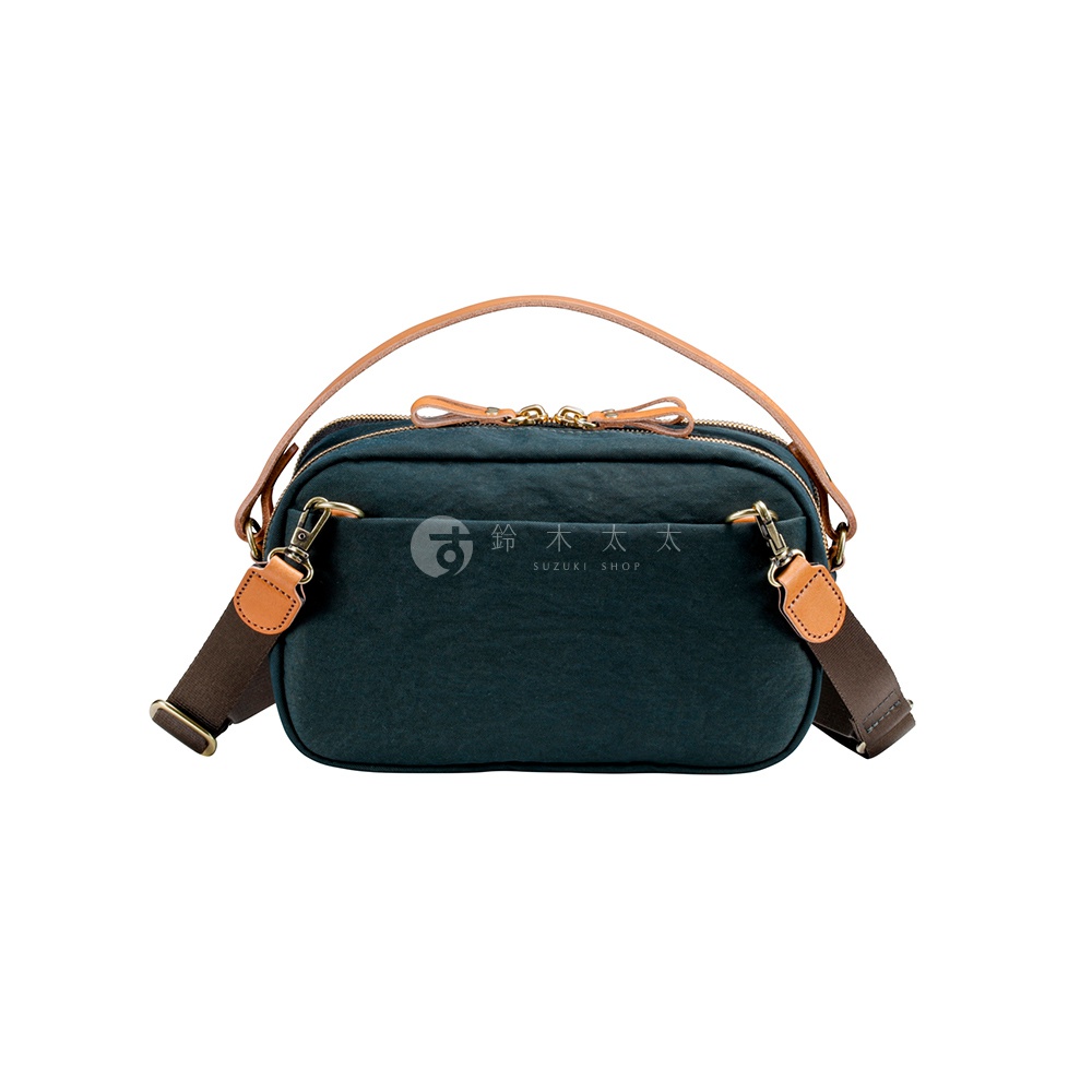 TUTUMU Rectangle 兩用防潑水斜背包，深綠色尼龍材質，配有棕色皮革飾邊與可拆卸斜背帶，金屬拉鍊與品牌標誌。