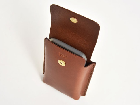 職人手作皮革三用手機收納包 (KM-1) M，採用鞣製皮革製成，呈現自然的棕褐色調，設有磁吸式開合，可容納手機，質感樸實。