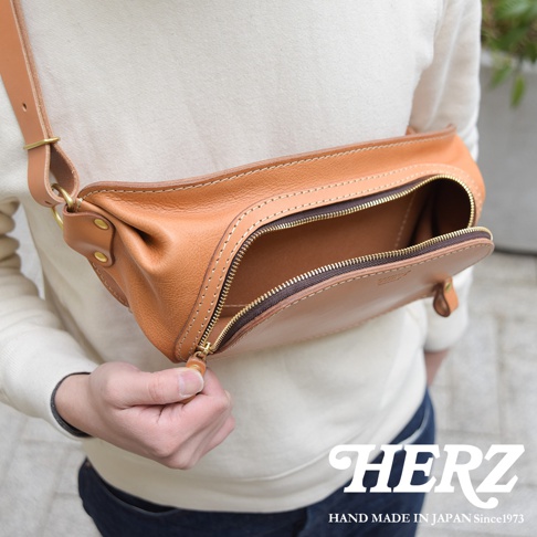 日本HERZ職人手作皮革拉鍊旅行斜背包，棕色皮革材質，可調節式肩背帶，拉鍊打開展示內部空間