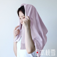 一位女性頭上蓋著一條淺紫色、材質厚實的迷你浴巾，浴巾上有著明顯的織紋。