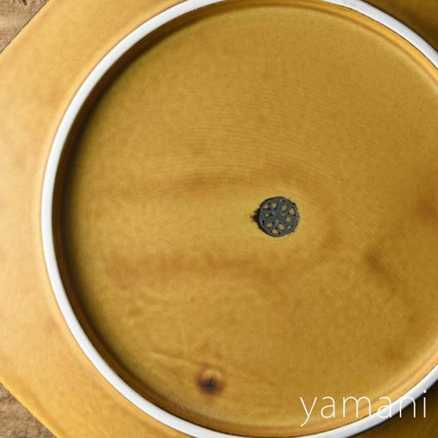 Tsudoi 芥黃釉美濃燒八角盤，表面有自然的釉色變化，盤底中央有黑色花紋標記。