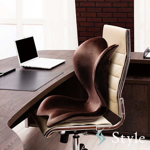 Style ELEGANT 美姿調整椅（高背款）的棕色天鵝絨坐墊，擺放在辦公桌上。