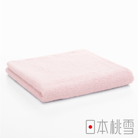 一條粉色飯店毛巾，材質為絨毛，表面柔軟蓬鬆，對折放置於白色背景上。