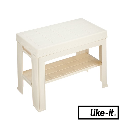 米白色塑膠材質的玄關穿鞋收納椅，設計簡潔，頂部和中間層板皆有方形格紋，帶有兩層收納空間，適合放置鞋子或雜物。