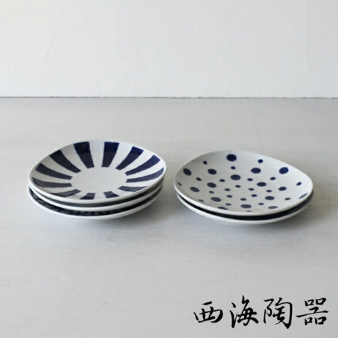 兩組波佐見燒陶瓷盤，一組為深藍色放射狀條紋，另一組為深藍色圓點紋，皆為白色盤底，盤緣有深藍色線條，造型獨特。