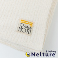 米白色柔暖毛毯，表面有細緻的條紋紋理，左上方縫有「Cheese MO-FU」字樣的淺褐色品牌標籤，標籤上有起司圖案。右下方為「Nelture」品牌標誌。