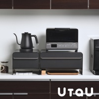 兩個黑色抽屜式多功能萬用收納整理櫃，其中一個櫃子上放著黑色電水壺，另一個櫃子上放著小型黑色烤箱。