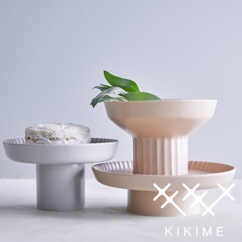 koudai 美濃燒高腳平盤，左邊為淺灰色，右邊為淺粉色，皆為陶瓷材質，帶有立體溝槽設計，右邊平盤上擺放著綠葉裝飾。