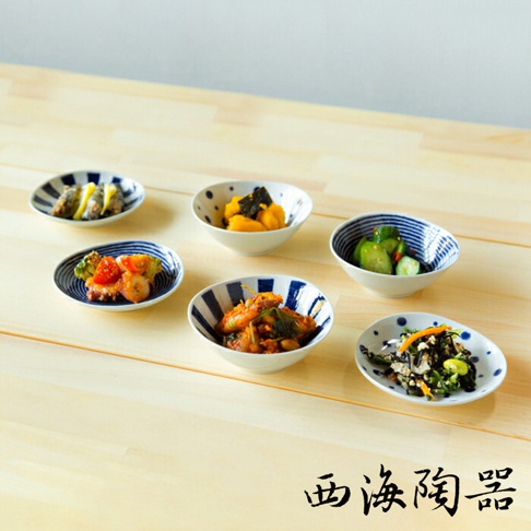 波佐見燒藍玉紋五件式小菜碟，包含不同尺寸和形狀的白色陶瓷碟，皆飾有藍色條紋、圓點或花紋，內盛各式日式小菜，如漬物、炸物、燉煮菜餚等。