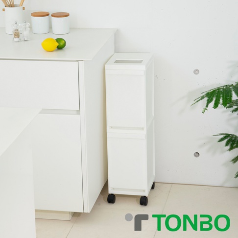 白色雙層抽屜式分類垃圾桶，配有滾輪，設計簡潔，適合廚房或家居使用。