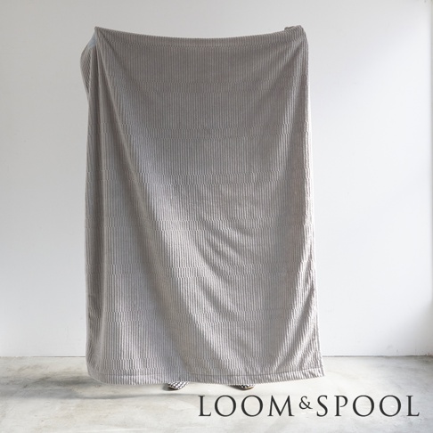 GRAU 立體直紋純棉微厚單人毯，顏色為淺灰色，表面有垂直條紋織紋。