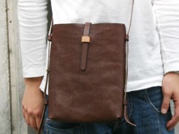 職人手作皮革散步直式單肩包 (CP-3)，深棕色牛皮材質，簡約直立式設計，附有可調節皮質背帶與金屬釦。