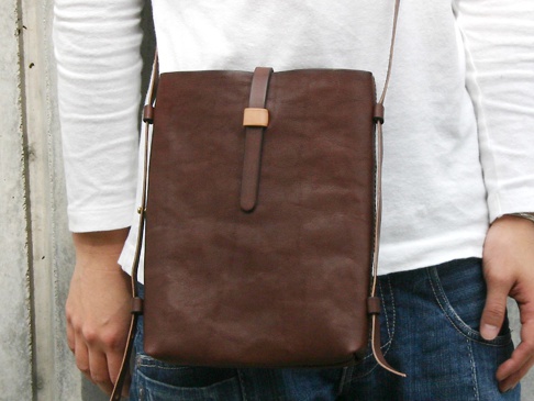 職人手作皮革散步直式單肩包 (CP-3)，深棕色牛皮材質，簡約直立式設計，附有可調節皮質背帶與金屬釦。