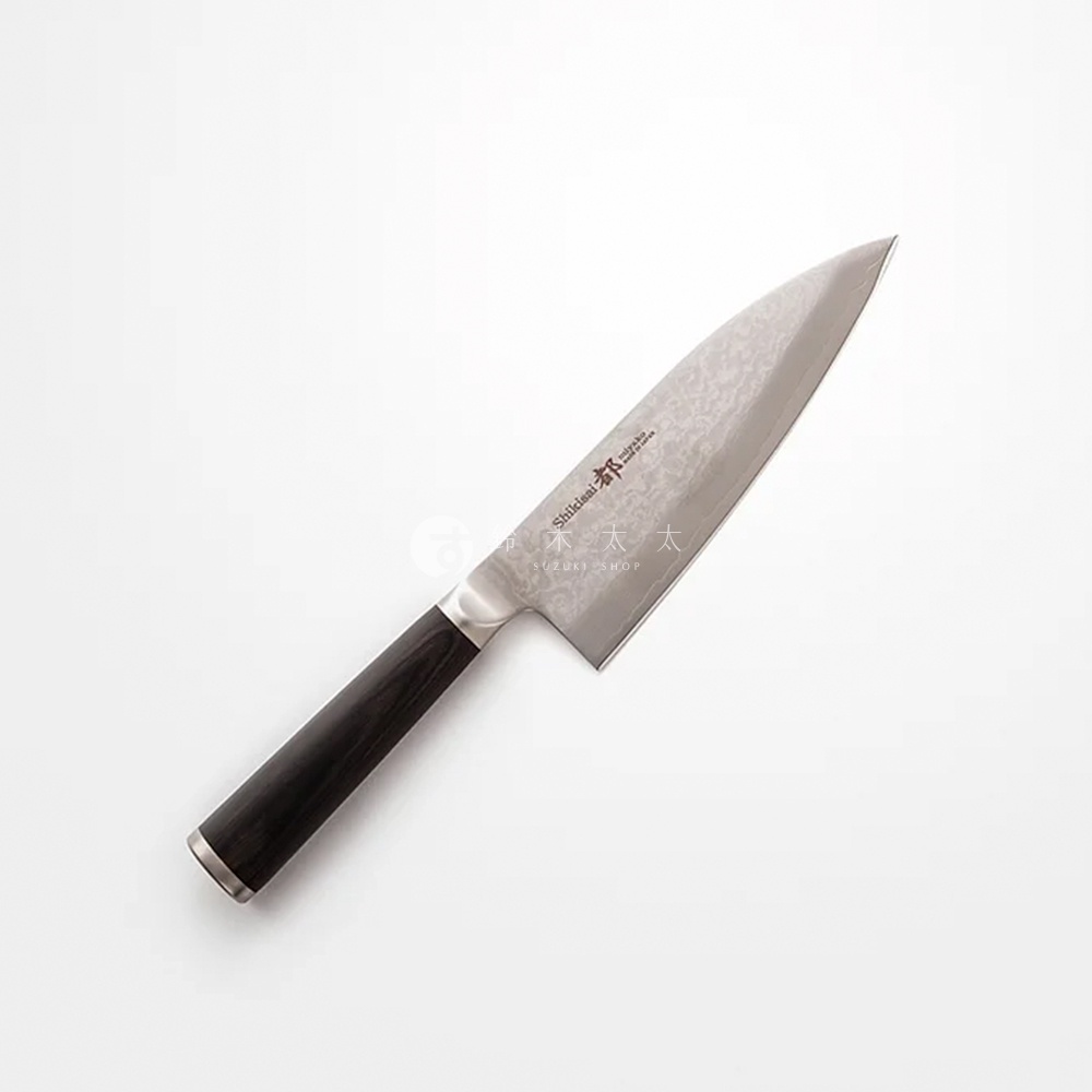一把具有木質手柄的銀色 Deba 魚肉料理刀，刀刃帶有錘紋和品牌標誌。