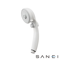 白色塑膠蓮蓬頭，帶有圓形噴水盤和一個灰色的「PUSH」按鈕。