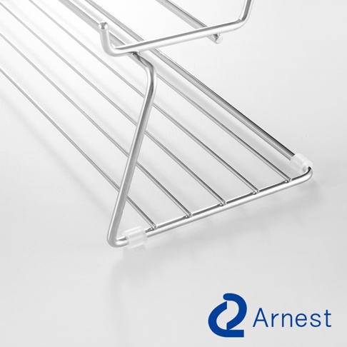 Arnest 品牌標誌旁為一個不鏽鋼雙層瀝水架的局部特寫，採用低角度視角，展現金屬線條的簡潔設計。