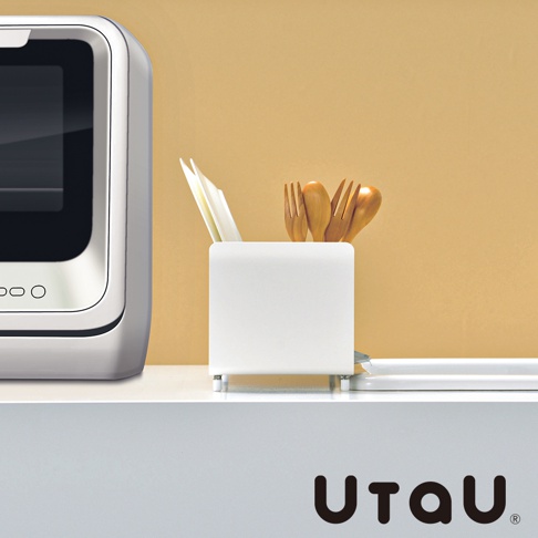 白色簡約風格的餐具瀝水架，由不鏽鋼製成，底部設有瀝水盤，架內擺放著木製的叉子與湯匙，旁邊還有幾片白色餐盤。