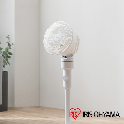 白色直立式落地換氣風扇，風扇頭呈圓盤狀，扇網格紋理細緻，帶有旋鈕操作。