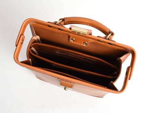 ダレスリュック(BJ-10)のSサイズに収納してみました。写真のようにセンターの位置でしか収納出来ませんが、これにより仕切りとして使うことが出来ます。