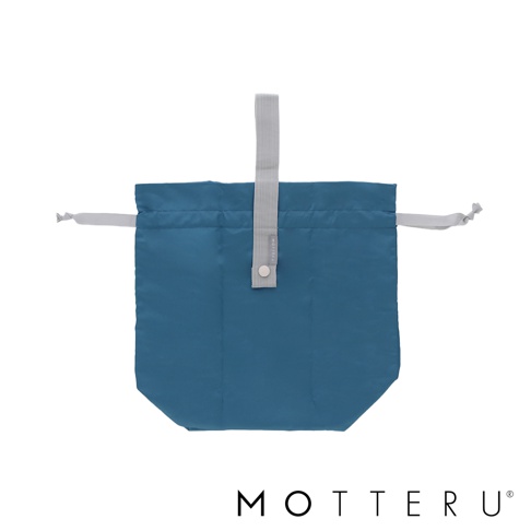 藍綠色摺疊保冷束口袋，尼龍材質，附有灰白色束繩及提把。