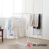 白色金屬蝴蝶式曬衣架 NRMH-800F，架上掛有淺藍色、白色、米色和深灰色衣物及毛巾。