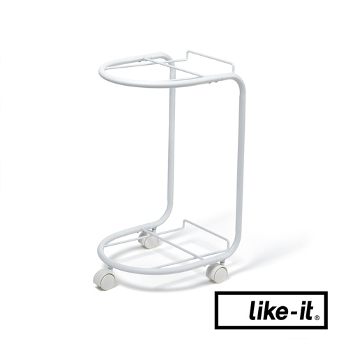 白色金屬製的兩層式圓形疊疊洗衣提籃，帶有四個滾輪，方便移動。