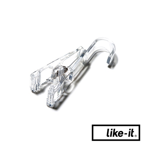 透明塑膠材質製成的雙頭掛式小物夾，一端為夾子設計，另一端為彎鉤，可用於懸掛小型物品。