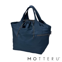 一個深藍色的大容量摺疊環保隨行袋，採用束口設計，前方有一個拉鍊口袋，材質為尼龍，兩個提把。