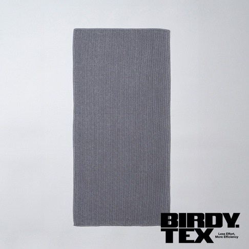 一條灰色超細纖維擦拭布，表面有細緻的直條紋理，材質柔軟，適合清潔碗盤。