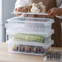 三個透明可疊式塑料保鮮盒，分別裝有菇類、蘆筍和無花果，盒身帶有通風孔。