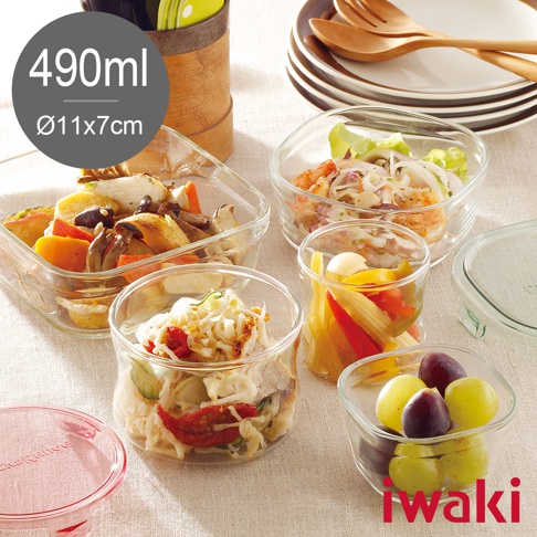 多個透明耐熱玻璃製成的圓形和方形保鮮盒，內含各式食材，如蔬菜、水果、海鮮沙拉等。其中一個圓形保鮮盒旁有一個粉紅色玻璃蓋。