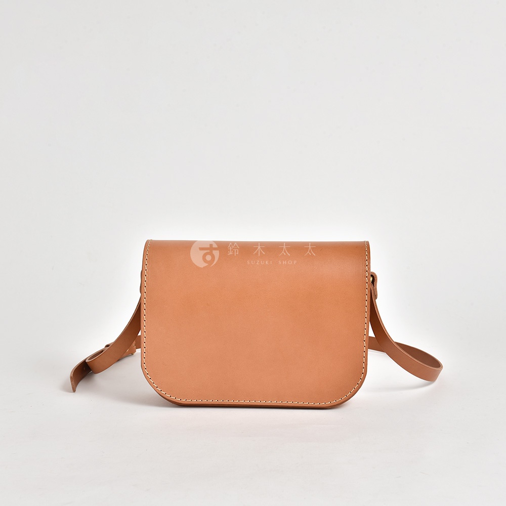 職人手作皮革翻蓋橫式單肩包，棕褐色，簡約設計，搭配可調式皮革背帶，適合日常攜帶。