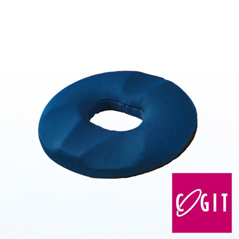 藍色網狀布套包裹的圓形透氣坐墊，中央有圓孔，底部為黑色，展示品牌標誌。